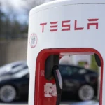 Carros Tesla recarregando em estação de energia elétrica, infraestrutura para veículos elétricos