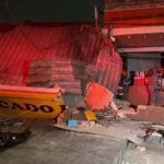 Teto desabado em comércio no Capão Redondo, SP, com bombeiros no local