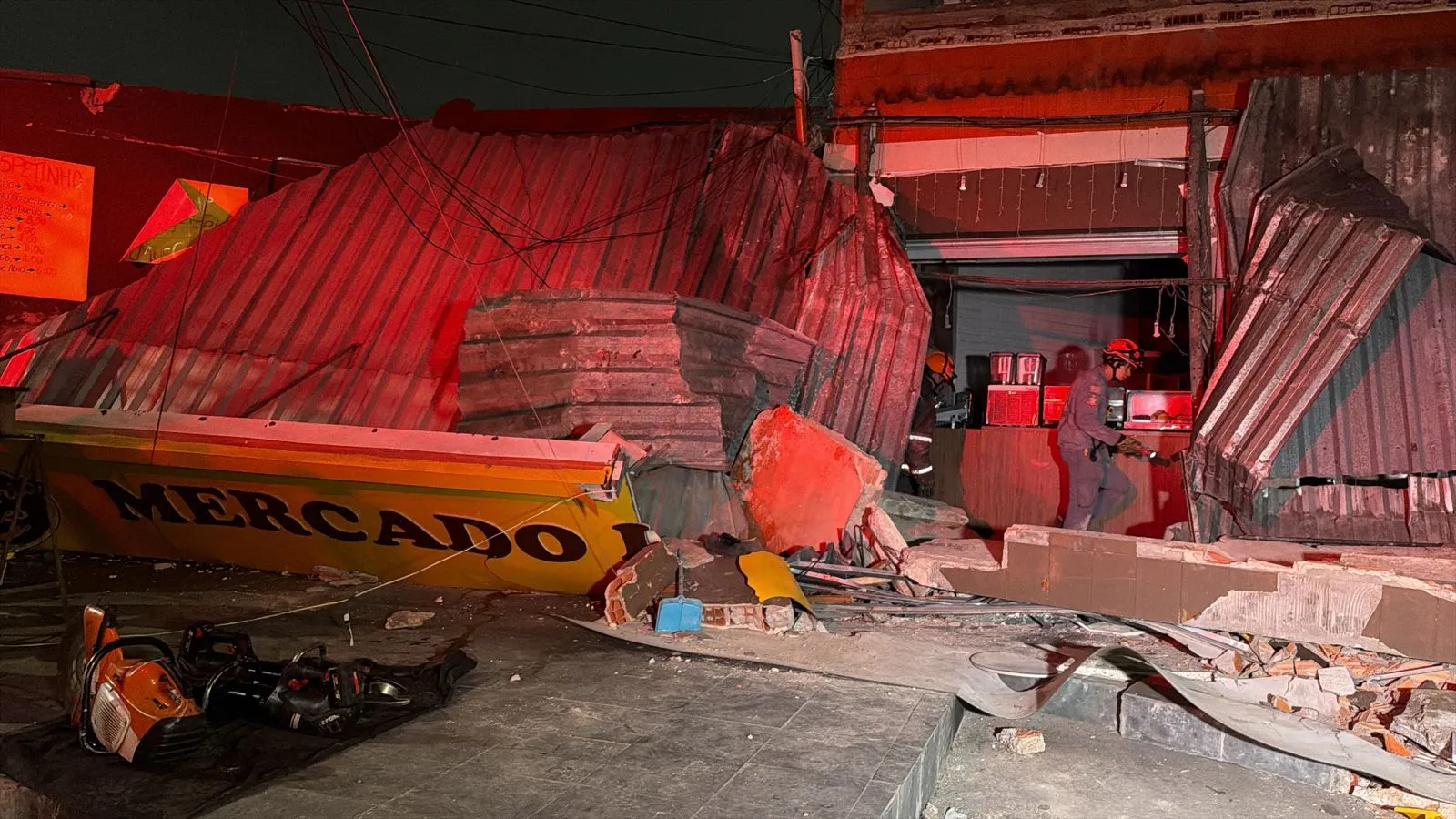 Teto desabado em comércio no Capão Redondo, SP, com bombeiros no local