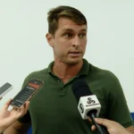 Thiago Gomes, técnico do Nacional-AM, em campo durante jogo da Série D