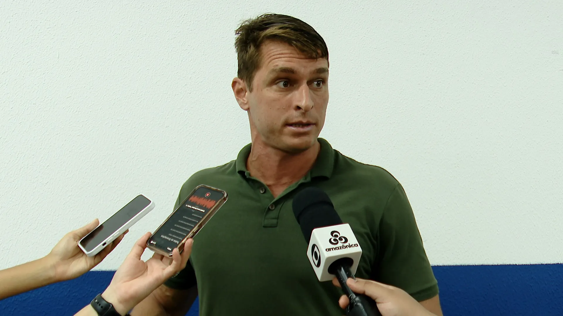 Thiago Gomes, técnico do Nacional-AM, em campo durante jogo da Série D
