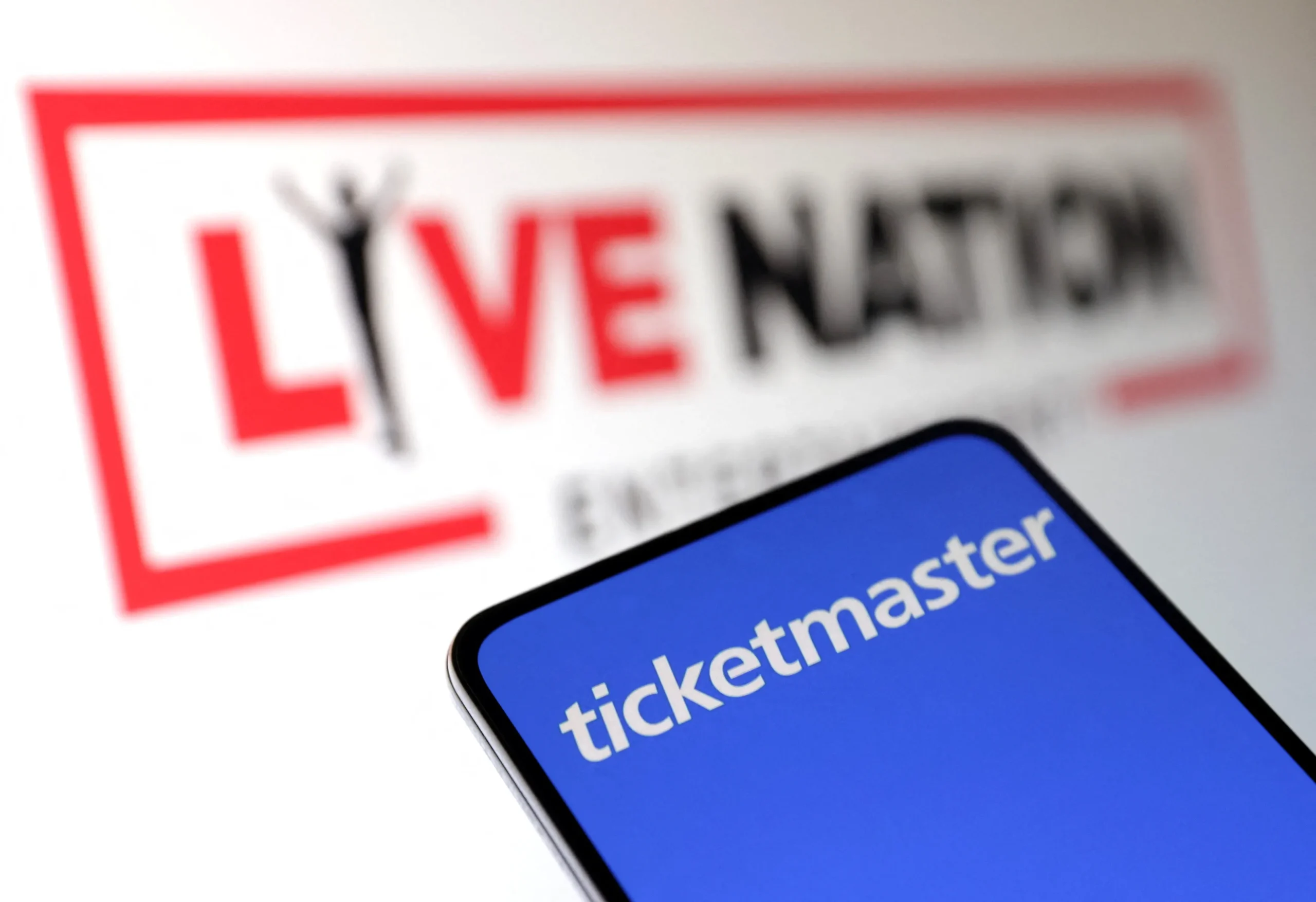 Logos Live Nation e Ticketmaster, martelo de juiz, documentos legais, caso antitruste
