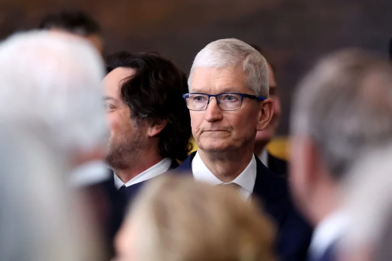 Retrato de Tim Cook, CEO da Apple, em um escritório