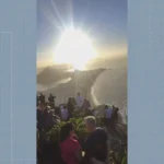 Turistas e guias no Morro Dois Irmãos, Vidigal, Rio de Janeiro