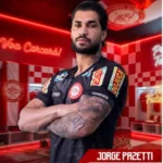 Goleiro Jorge Pazetti do Tombense fazendo uma defesa