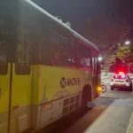 Estádio Mineirão à noite com luzes de polícia, após acidente fatal de torcedor do Cruzeiro