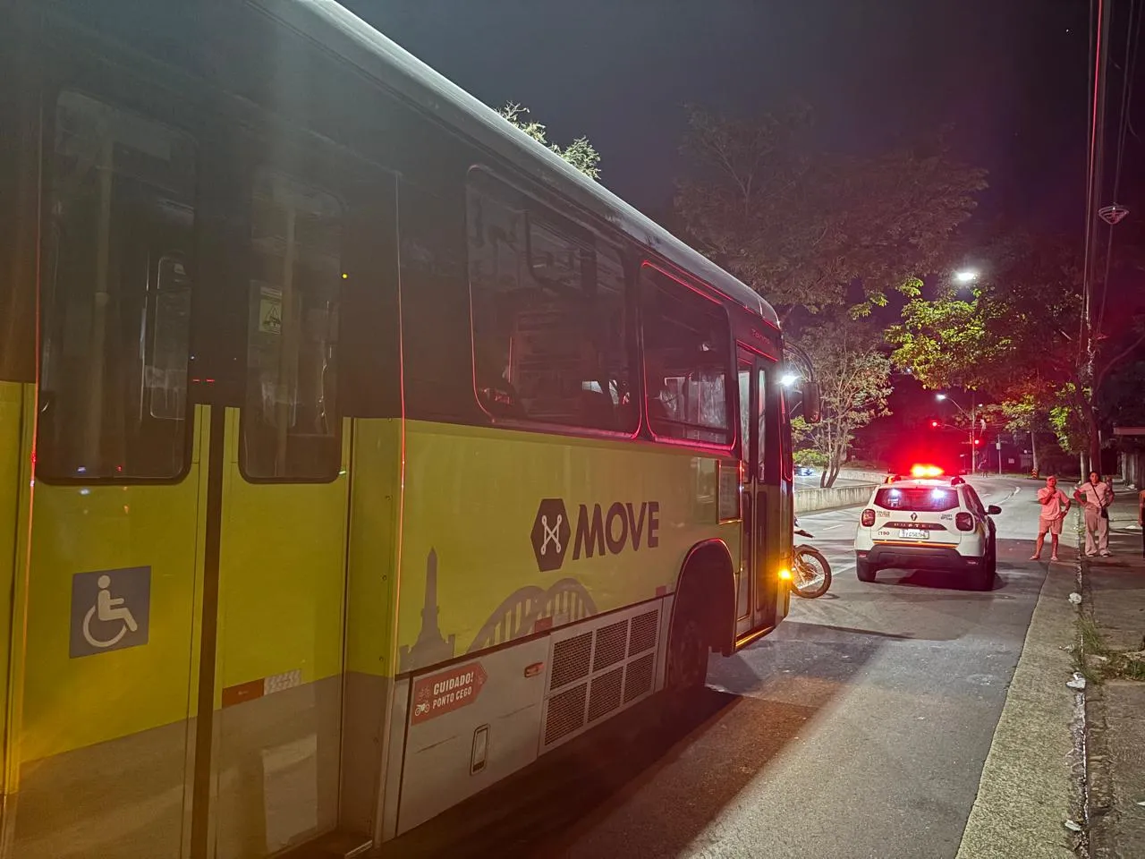 Estádio Mineirão à noite com luzes de polícia, após acidente fatal de torcedor do Cruzeiro