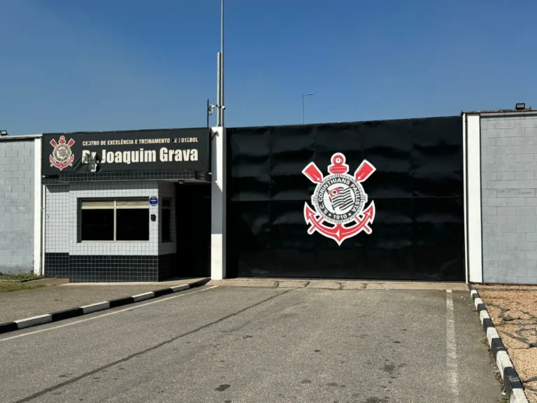 Torcedores do Corinthians protestam no CT Joaquim Grava
