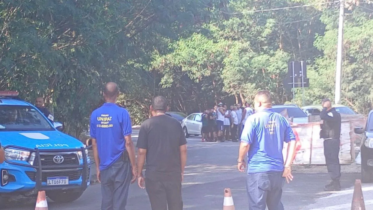 Torcedores do Fluminense protestam no CT Carlos Castilho