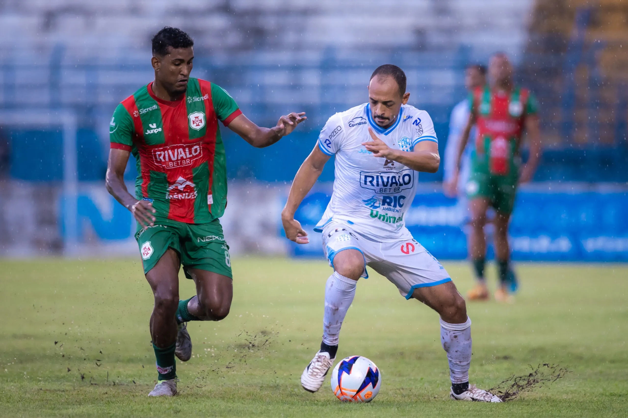 Estádio Ulrico Mursa lotado com torcida da Portuguesa Santista em jogo decisivo