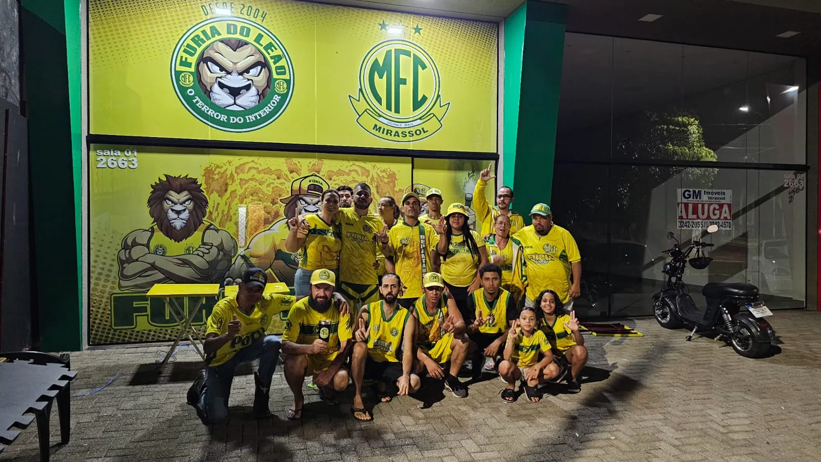 Fãs do Mirassol assistindo jogo da Libertadores em Mirassol, SP