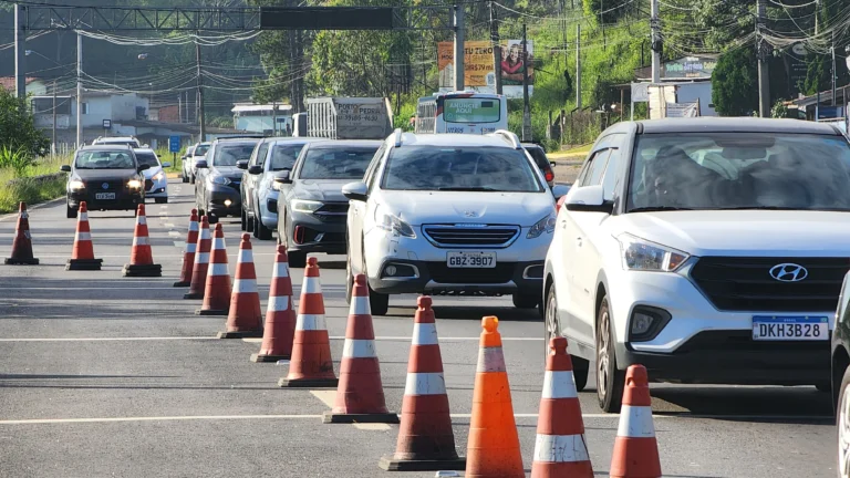 Rodovia Mogi-Bertioga com carros congestionados no sentido Mogi das Cruzes durante a volta do feriado