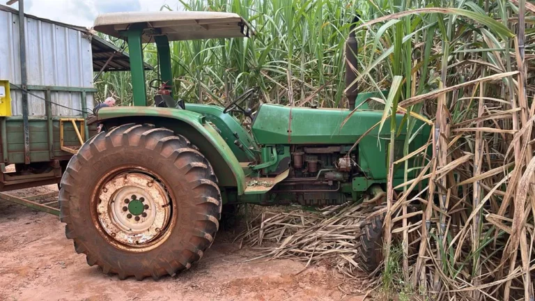 Trator Massey Ferguson recuperado pela Polícia Civil em Pratânia