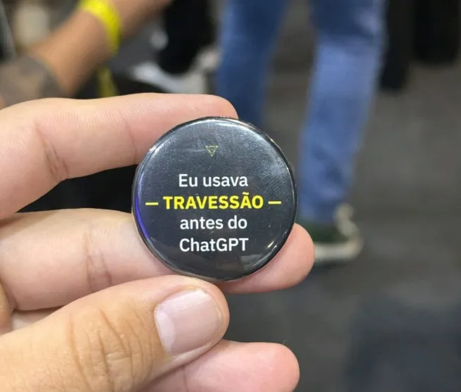 Pena antiga escrevendo travessão, livros de Machado de Assis e Dostoiévski