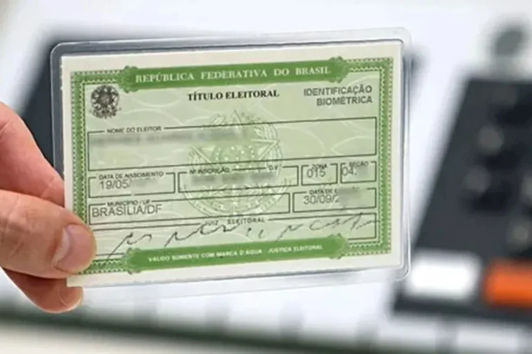 Pessoas em fila para atendimento no mutirão eleitoral do TRE-MG, em escola de Belo Horizonte.