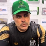 Elenco do Central treinando com o técnico Leandro Sena no campo