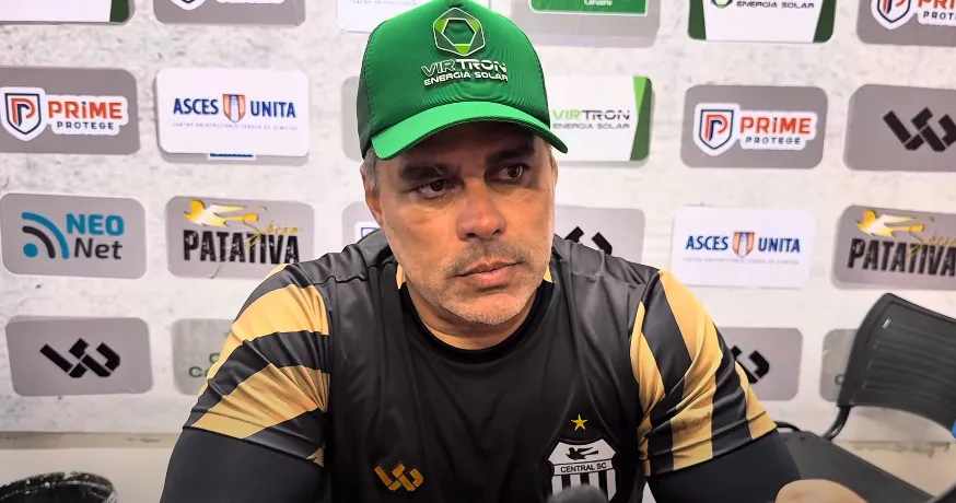 Elenco do Central treinando com o técnico Leandro Sena no campo