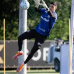Goleiro Gabriel Brazão treinando com o elenco do Santos no CT Rei Pelé, ao lado de outros jogadores