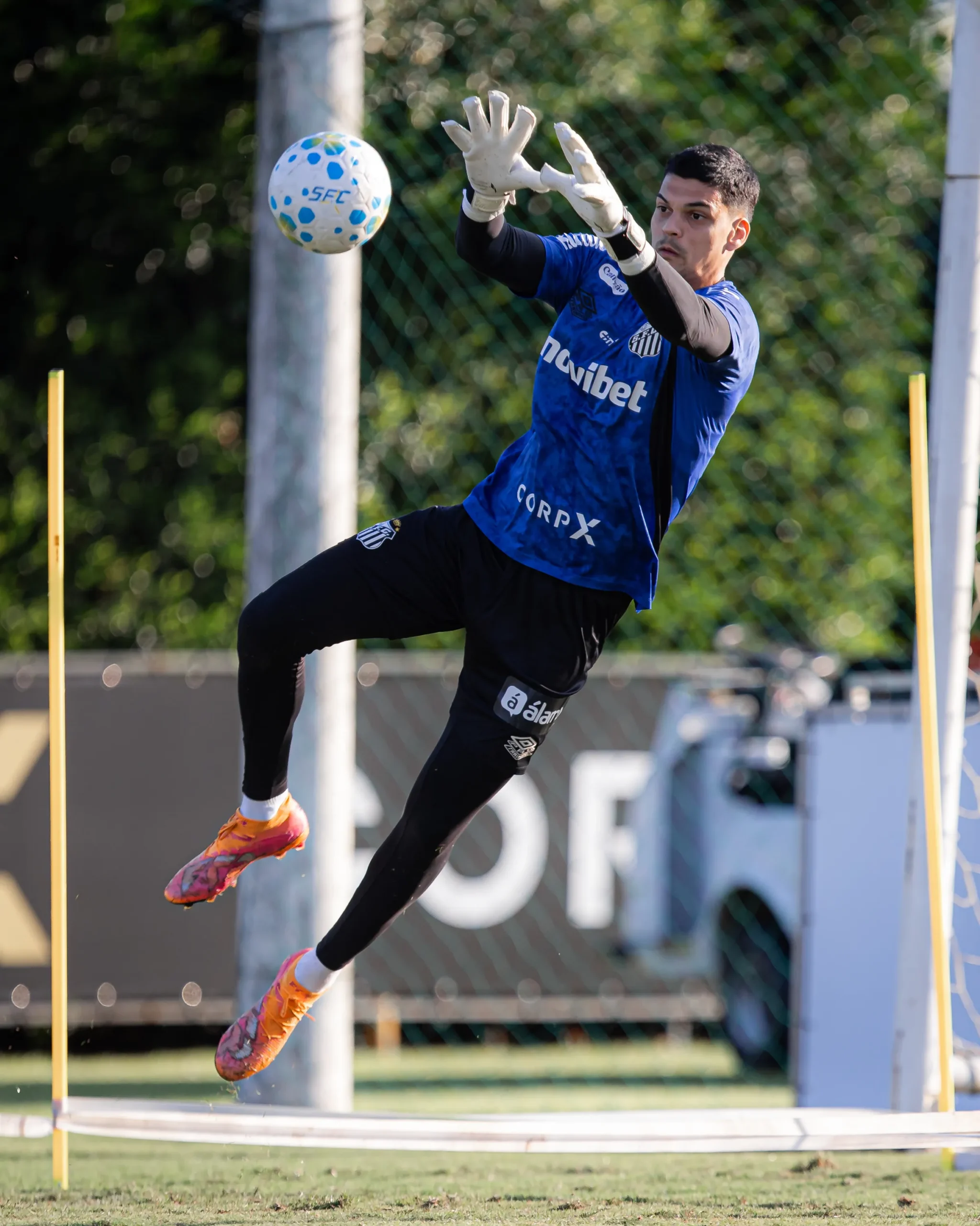 Goleiro Gabriel Brazão treinando com o elenco do Santos no CT Rei Pelé, ao lado de outros jogadores