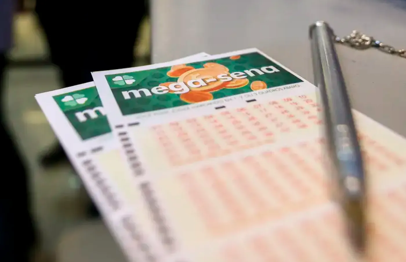 Pessoa feliz com bilhete da Mega-Sena, ganhadores Paraná