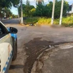 Fita policial isolando área de esfaqueamento no Parque Presidente Vargas, Campos dos Goytacazes