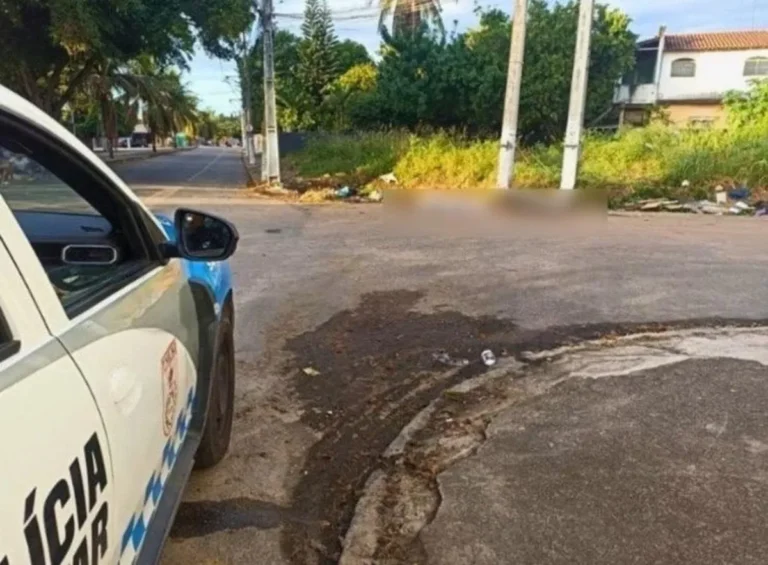 Fita policial isolando área de esfaqueamento no Parque Presidente Vargas, Campos dos Goytacazes