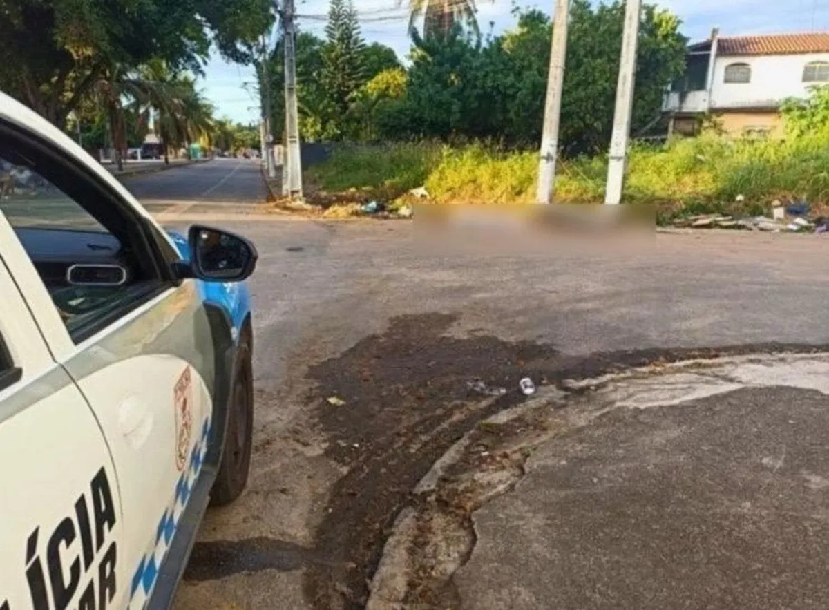 Fita policial isolando área de esfaqueamento no Parque Presidente Vargas, Campos dos Goytacazes