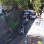 Vista de um acidente na Avenida Niemeyer com ônibus, caminhão e bombeiros