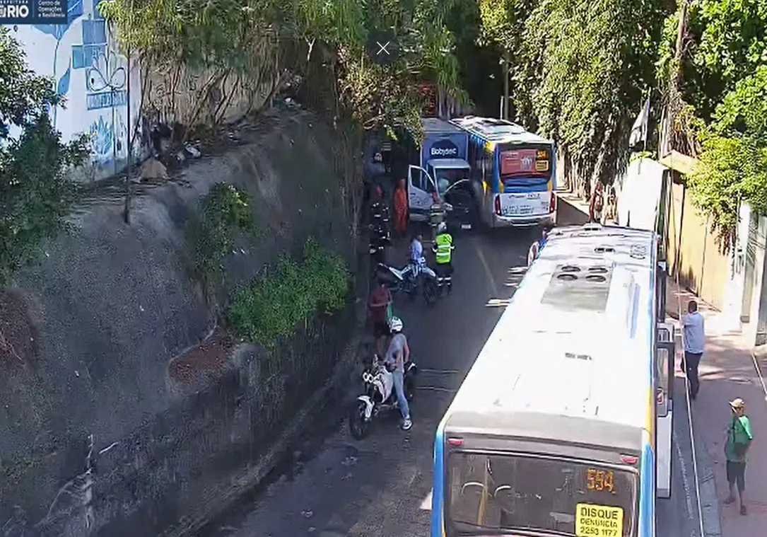 Vista de um acidente na Avenida Niemeyer com ônibus, caminhão e bombeiros