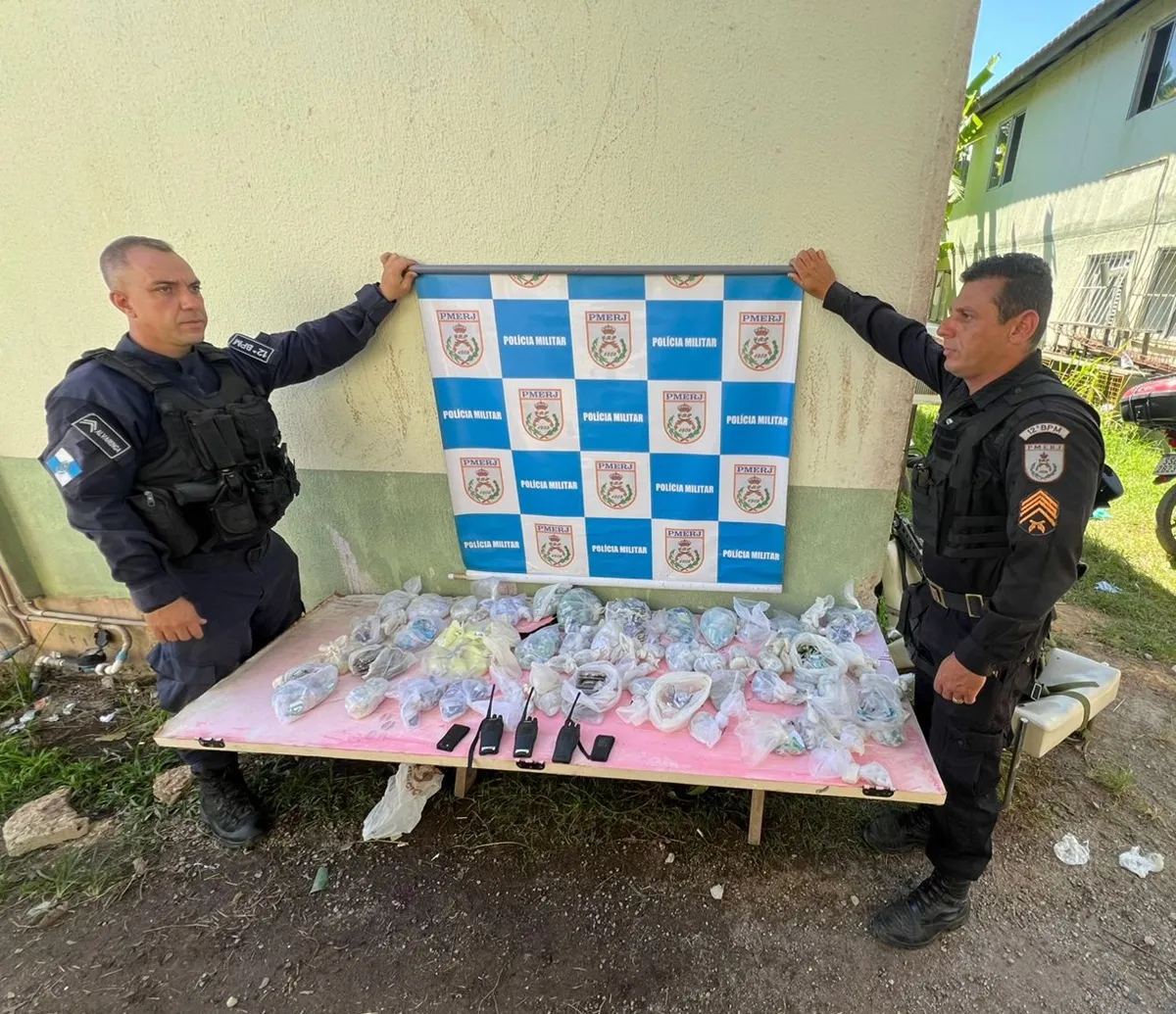 Policiais militares e drogas apreendidas em operação de tráfico em Maricá