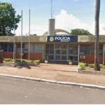 Policial prendendo homem em Presidente Epitácio