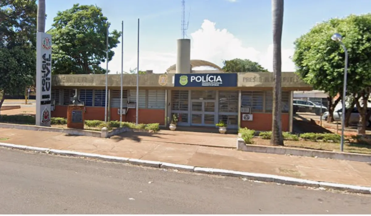 Policial prendendo homem em Presidente Epitácio