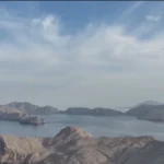 Navios cargueiros e patrulha militar no Estreito de Ormuz