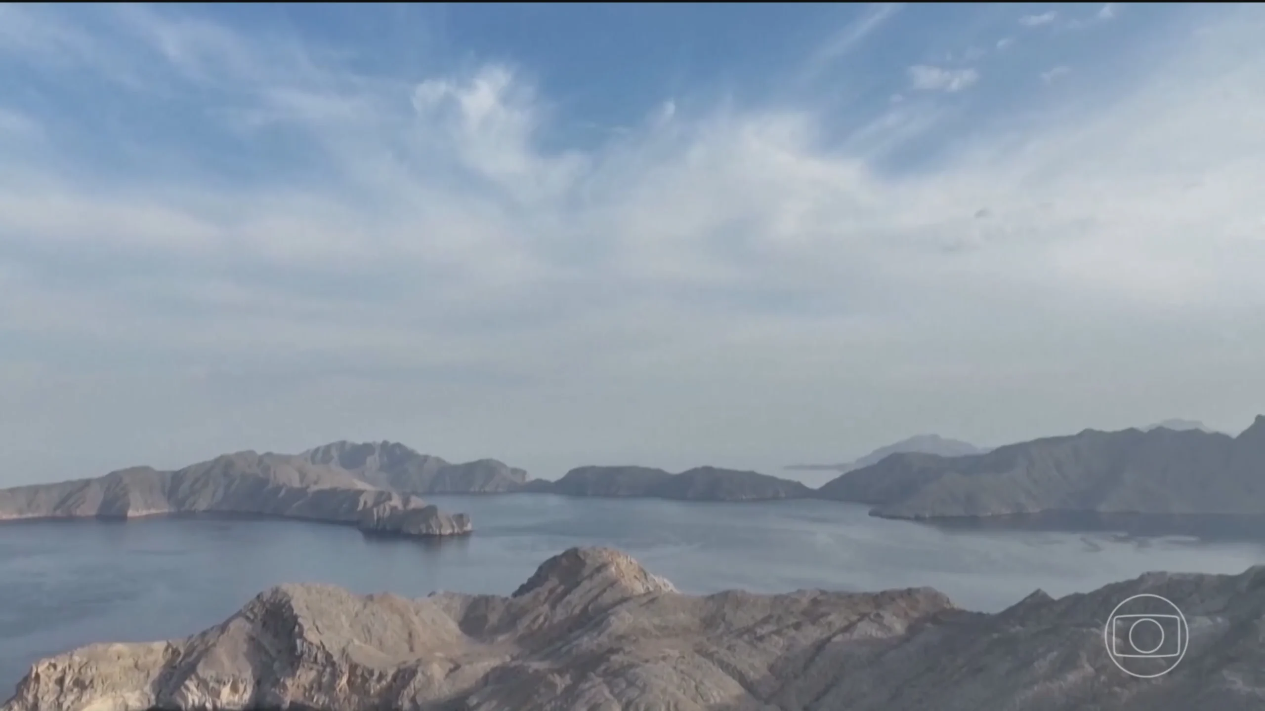 Navios cargueiros e patrulha militar no Estreito de Ormuz