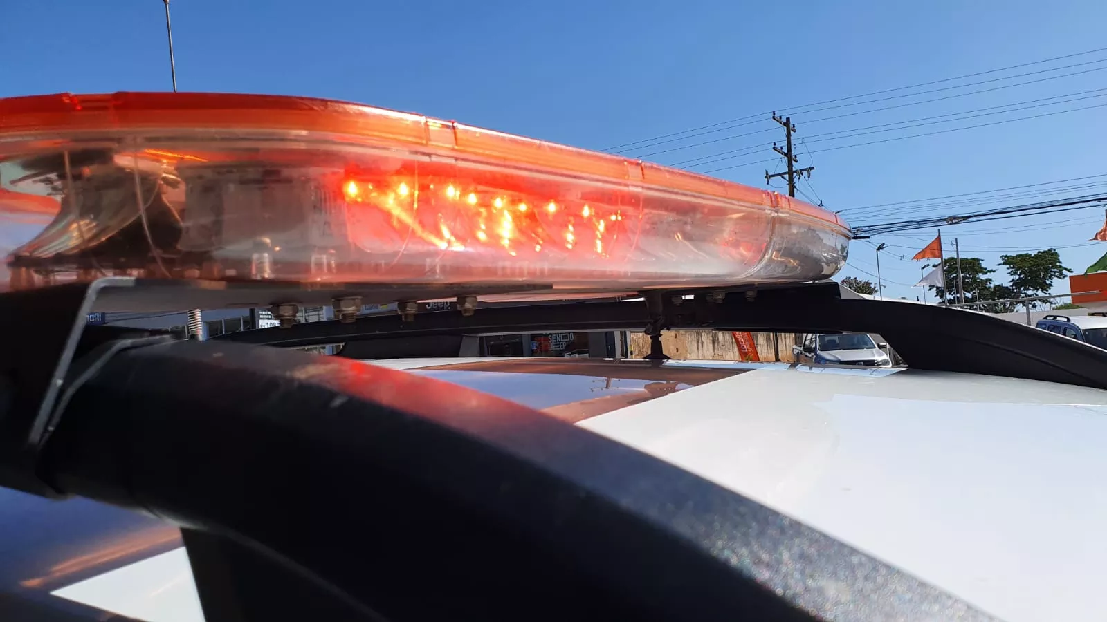 Polícia e perícia em cena de crime noturna na Grande BH