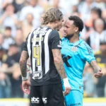 Neymar em disputa de bola com jogador do Atlético-MG em campo de futebol