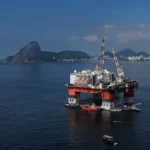 Martelo de juiz em cima de papéis, simbolizando o fim da liminar sobre o imposto de exportação de petróleo.