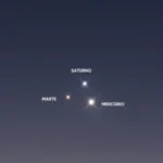 Conjunção planetária de Saturno, Mercúrio e Marte no céu ao amanhecer