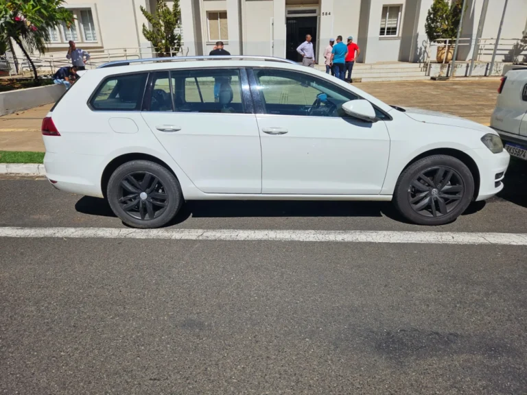 Equipe policial em chácara durante operação contra furto e adulteração de veículos em Birigui.
