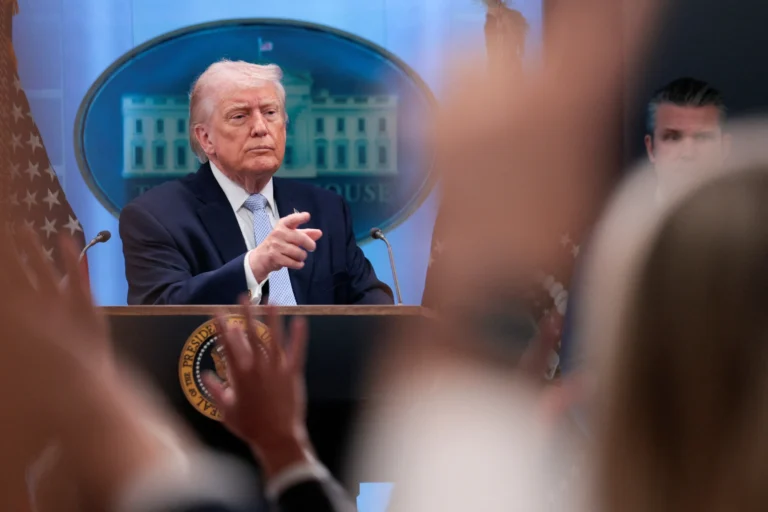 Jornalista em coletiva, ameaça de Trump, liberdade de imprensa, piloto americano Irã