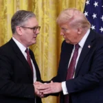 Donald Trump e Keir Starmer em coletiva, tensão por imposto sobre big techs