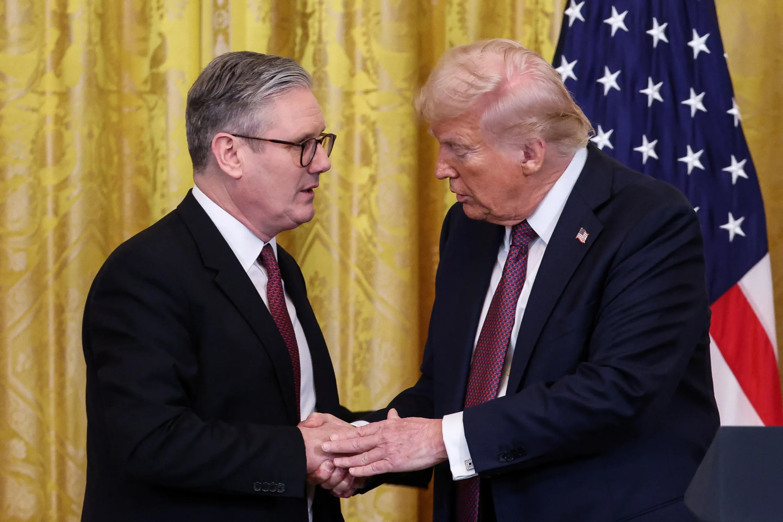 Donald Trump e Keir Starmer em coletiva, tensão por imposto sobre big techs