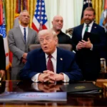 Presidente Trump assinando documento sobre psicodélicos e saúde mental