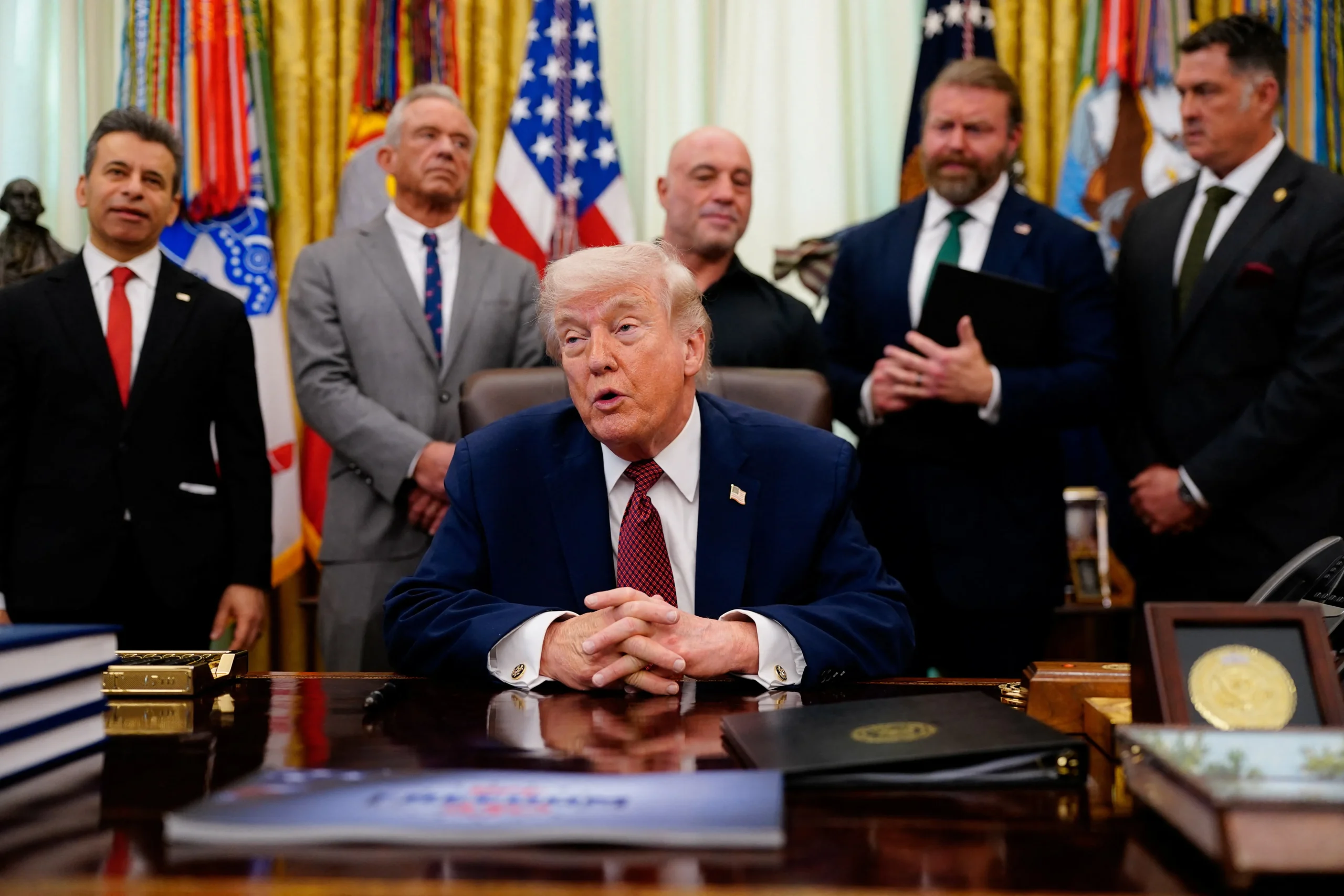 Presidente Trump assinando documento sobre psicodélicos e saúde mental