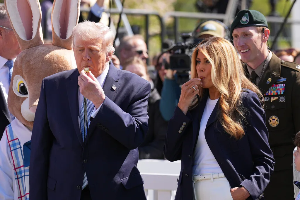 Donald Trump e Melania Trump em evento de Páscoa na Casa Branca, com Trump falando a jornalistas