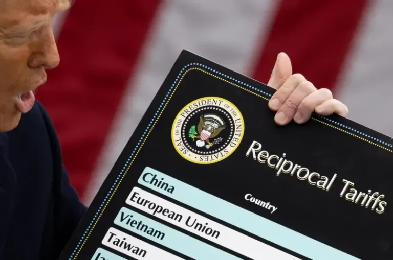 Mãos simbolizando tarifas sobre aço e alumínio em pilhas de moedas e mapa-múndi.