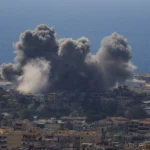 Fumaça em Beirute, Líbano, bombardeio israelense, conflito Oriente Médio.