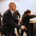 Agentes do Serviço Secreto retiram Donald Trump de evento em Washington após disparos