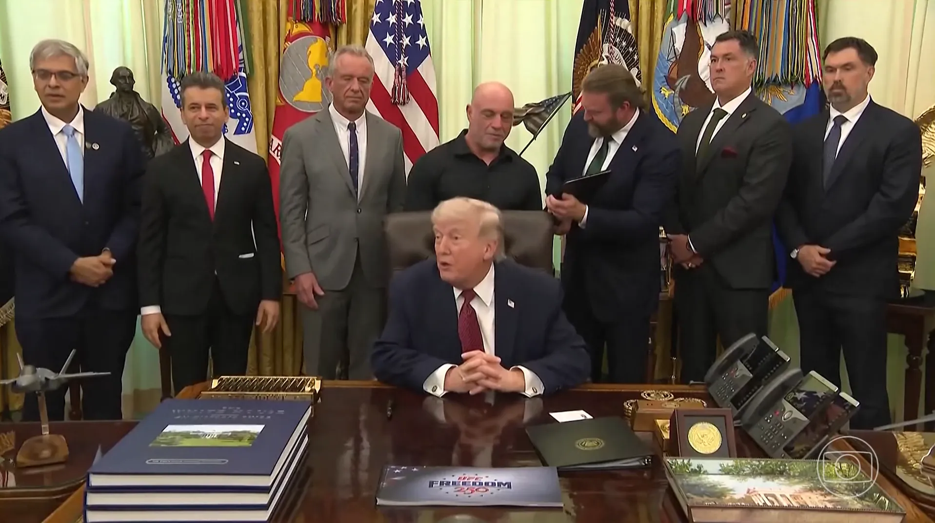 Navio-tanque gigante navegando pelo Estreito de Ormuz, com montanhas áridas ao fundo