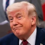 Mulher em silhueta, ao fundo paisagem urbana, simbolizando a decisão do Irã de cancelar execuções após pedido de Trump e o impacto nas relações internacionais.